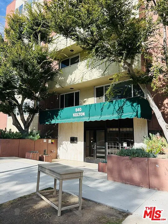 540 Kelton Ave #402