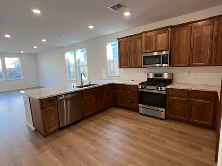 611 Brooklyn Ct — Photo 10