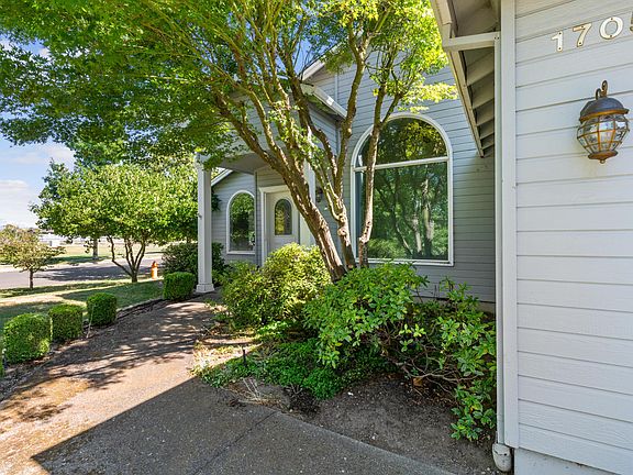 3rd image of 1705 Westwood Dr