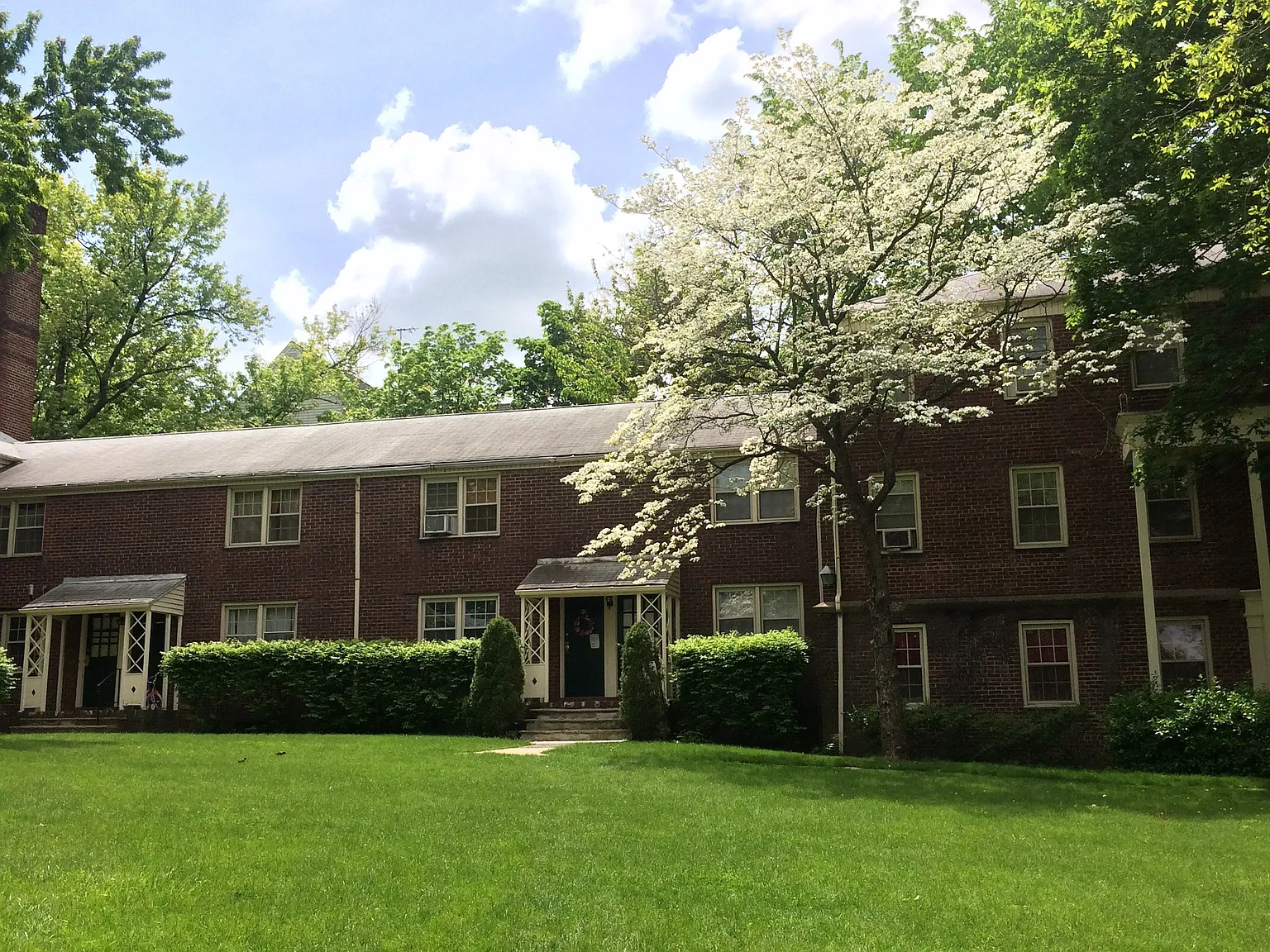 Bruxton Apartments — Photo 3