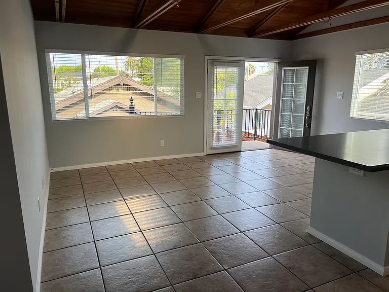360 N Termino Ave — Photo 11
