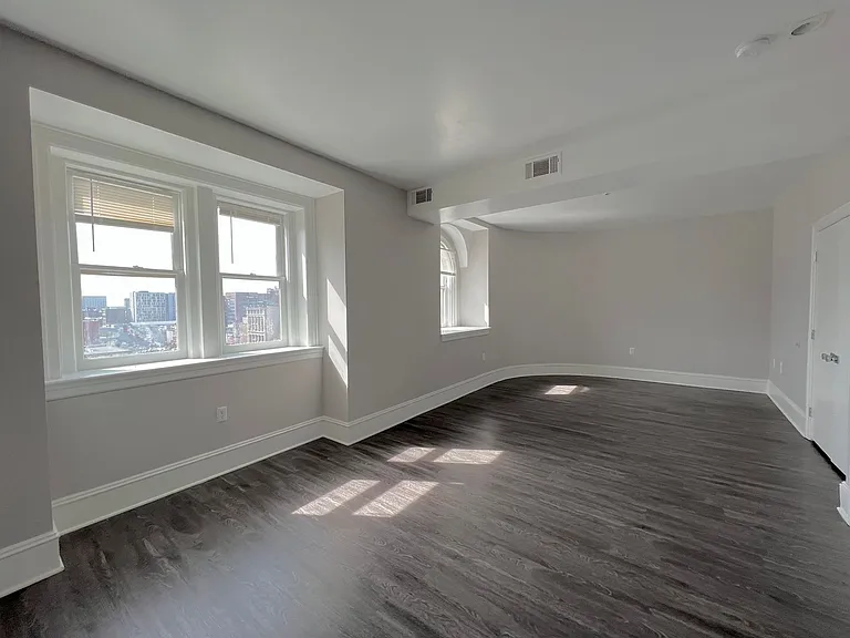 306 W Franklin — Photo 45
