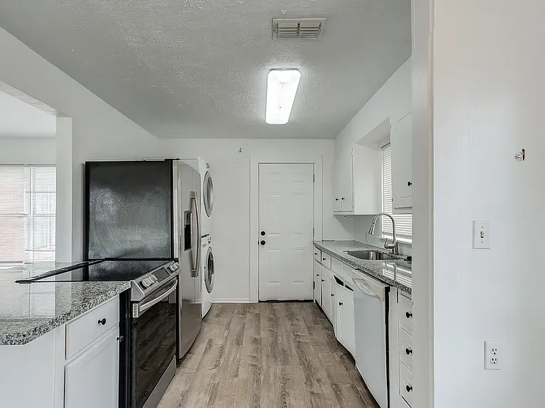 2207 20th St — Photo 7