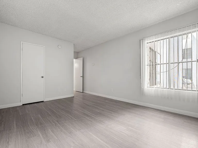 8011 W Romaine St — Photo 22