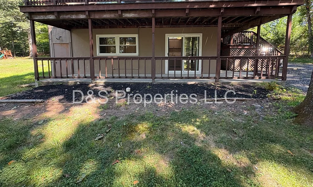 Charming 2-Bedroom Duplex with Modern Amenities — Photo 1
