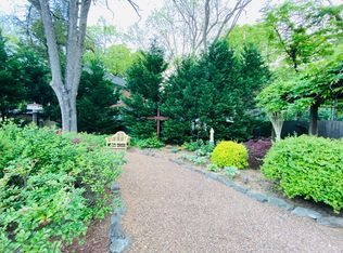 1517 E Morehead St, Charlotte, NC 28207