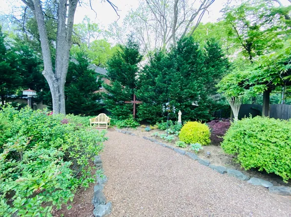 1517 E Morehead St, Charlotte, NC 28207