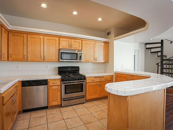 3rd image of 540 N Rossmore Ave APT 404