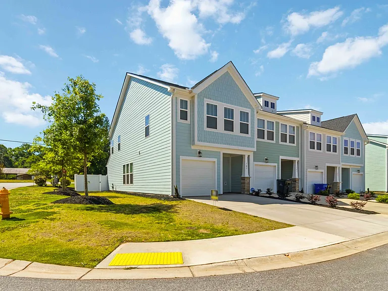 105 Cobden Ct — Photo 4
