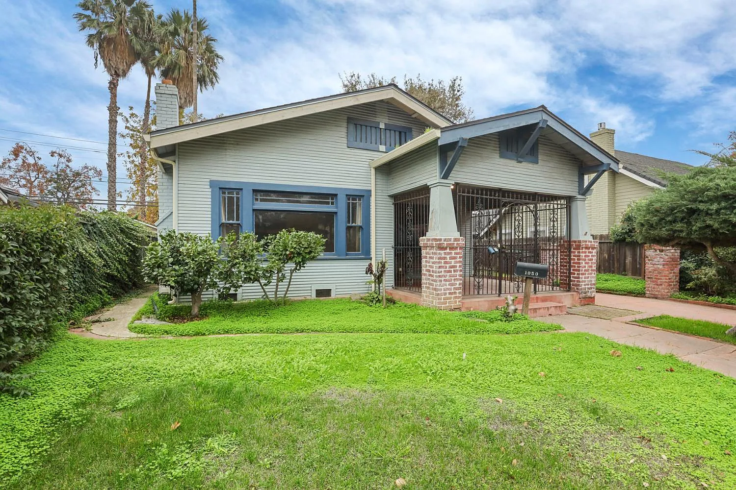1050 W Elm St photo 1