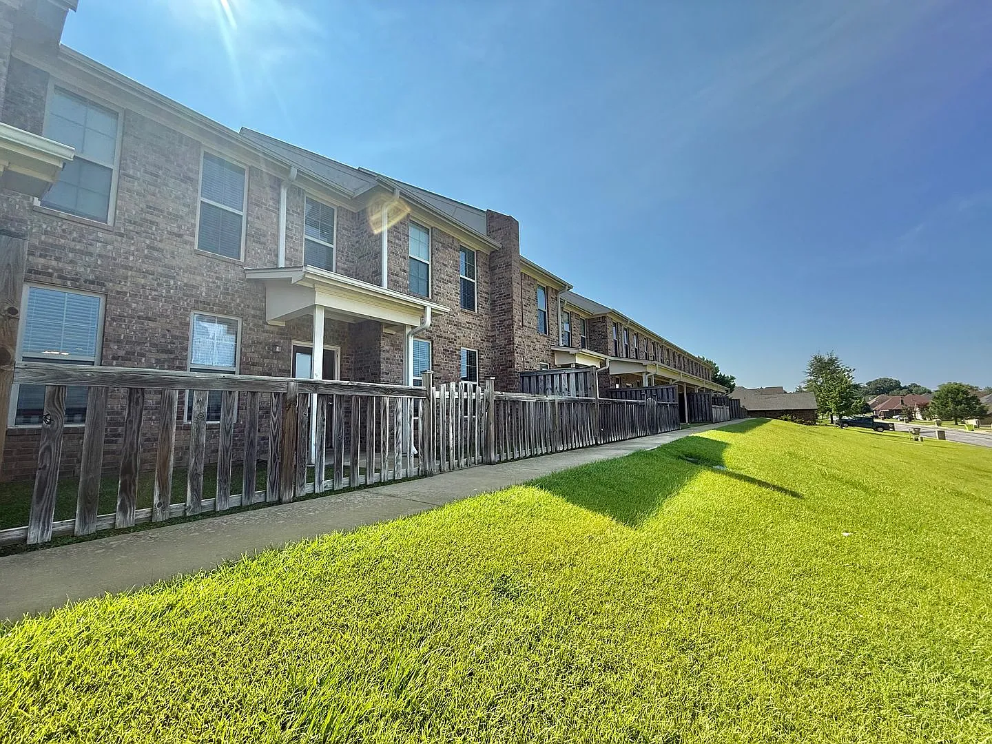 Luxury 3-bed, 2.5-bath!! — Photo 2