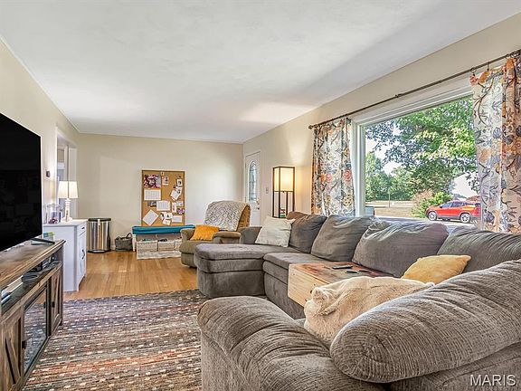 3rd image of 407 S Bel Aire Dr