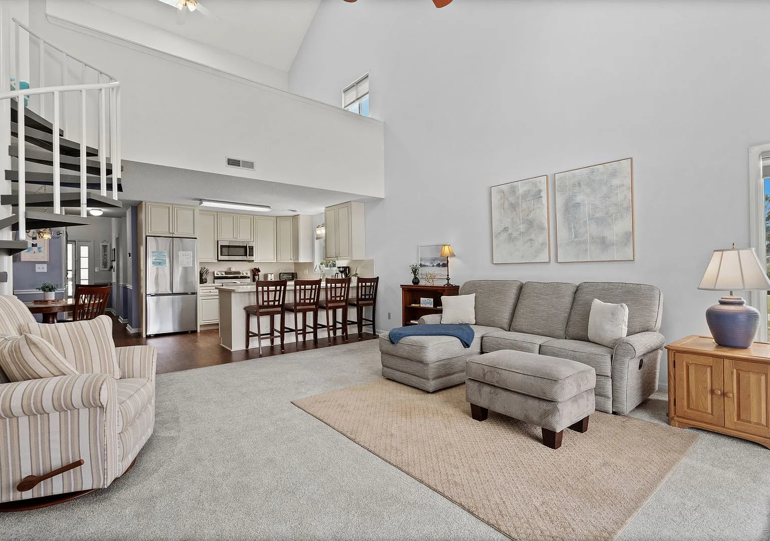 Fully Furnished 2-Bedroom Condow/ pool| Flexible Lease Terms — Photo 2