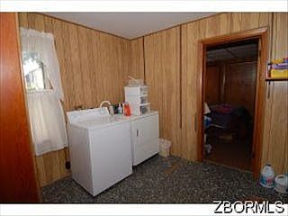 5th image of 939 Fess St