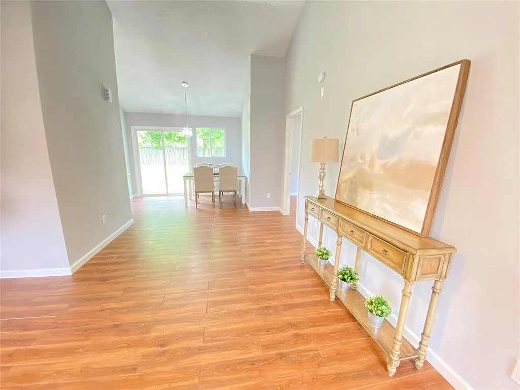 3 bed, 2.0 bath, 1089 sqft, $1,980 — Photo 2