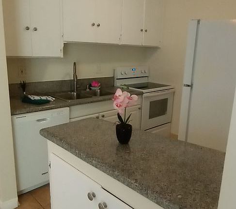 5th image of 3902 Lenawee Ave #20