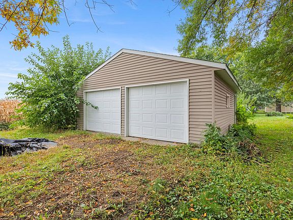 2nd image of 90 10th St SE