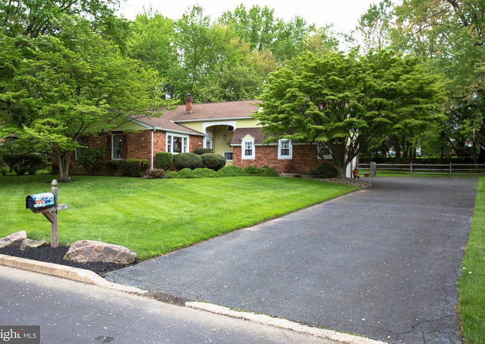 1st image of 64 Grace Dr