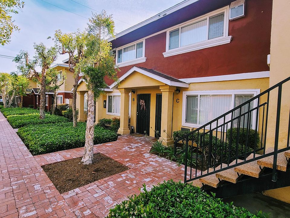 Park Place Townhomes is a well managed complex. Just a few minutes from the 5 and 91 FWYs