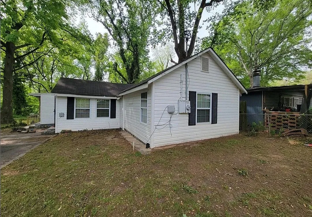 2940 Grand Avenue — Photo 1