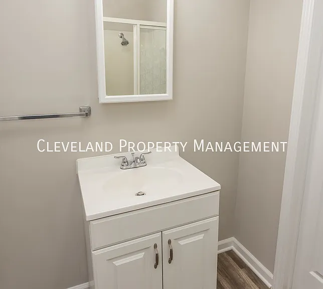 558 Grace Ave — Photo 14