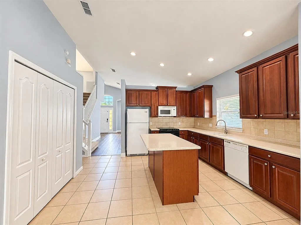 4 bed, 2.5 bath, 2813 sqft, $2,550 — Photo 3