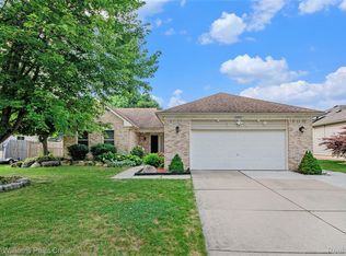 22416 Clearwater Dr, Macomb, MI 48044
