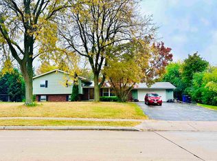 1865 Arlington Dr, Oshkosh, WI 54904