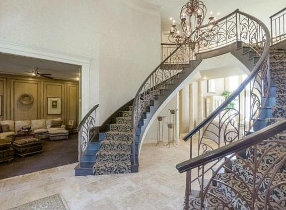 DRAMATIC ENTRY W/DOUBLE STAIRCASE (NEW CARPET AND FRESHLY RE-FIN