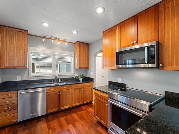 3rd image of 3633 Quebec Ave S