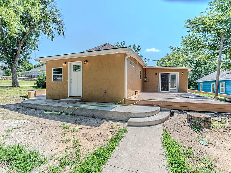 829 Broadway Ave — Photo 37