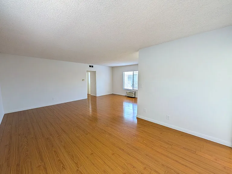 Dickens Garden Apartments — Photo 20