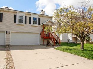 2733 Arrowhead Dr, Bloomington, IL