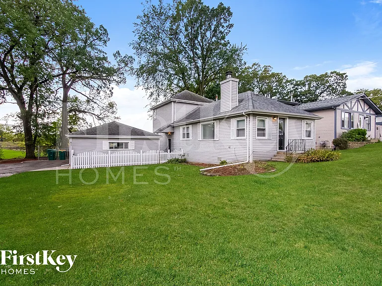 611 Oakwood Dr — Photo 3