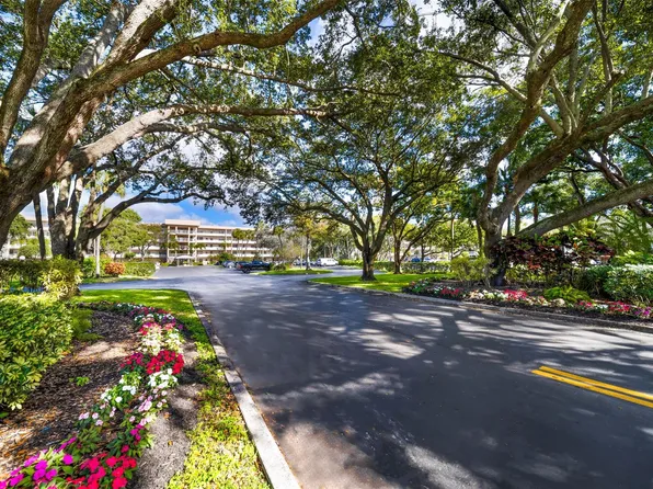 3960 Oaks Clubhouse Drive #401, Pompano Beach, FL 33069