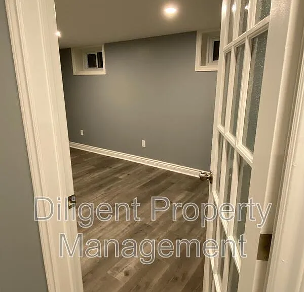 369 Applegrove Ave #LOWER — Photo 17