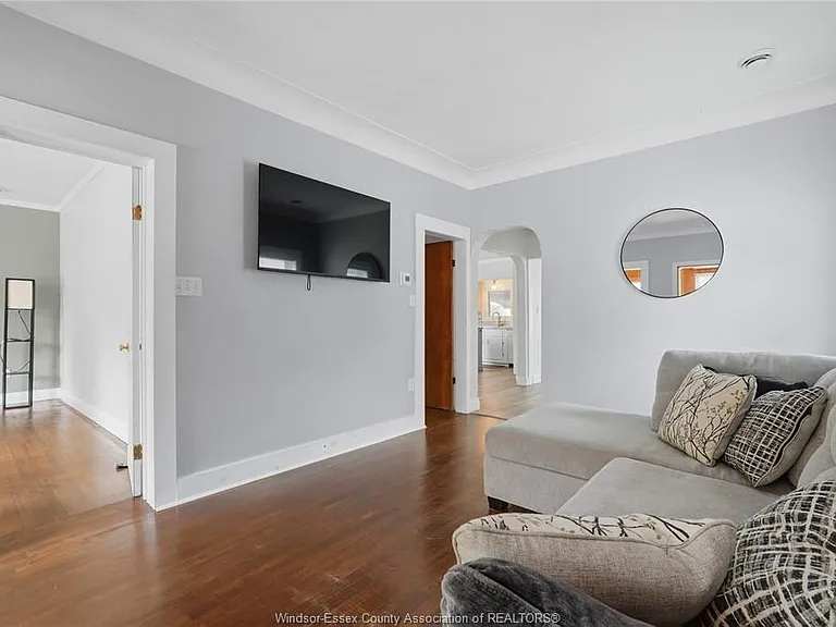 82 Pearl St W — Photo 8