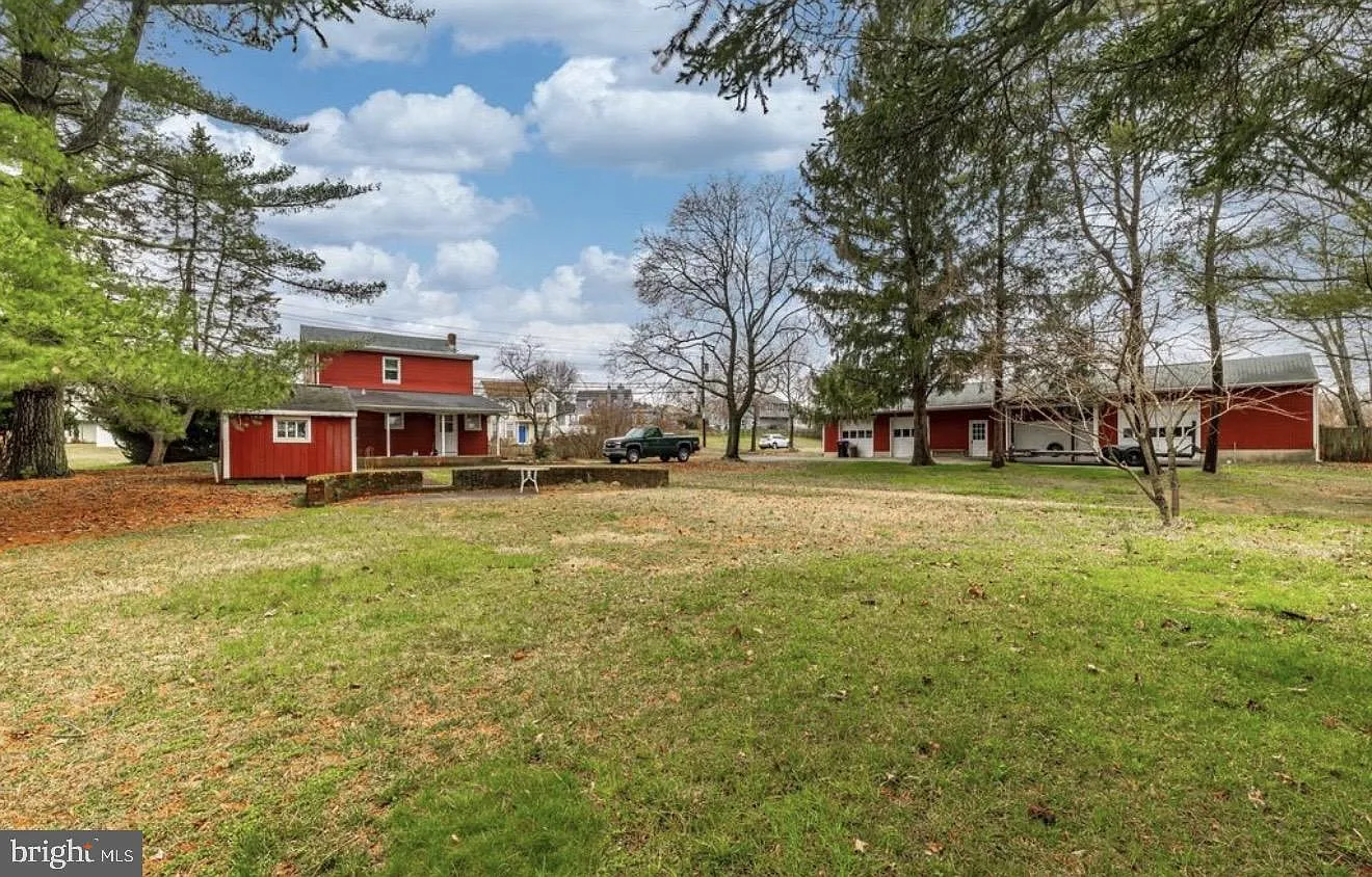 3 bed, 1.0 bath, 1716 sqft, $2,250 — Photo 2