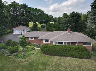 240 Roslyn Rd, Barrington, IL 60010