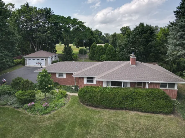 240 Roslyn Rd, Barrington, IL 60010