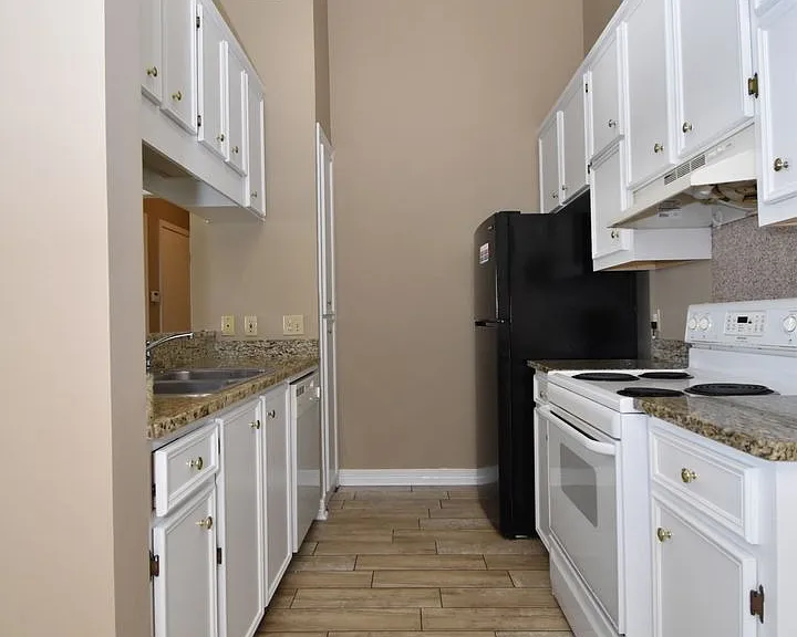 460 E Maryland Ave — Photo 8