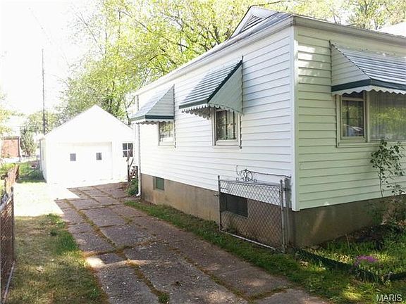 2nd image of 1918 Larch Dr