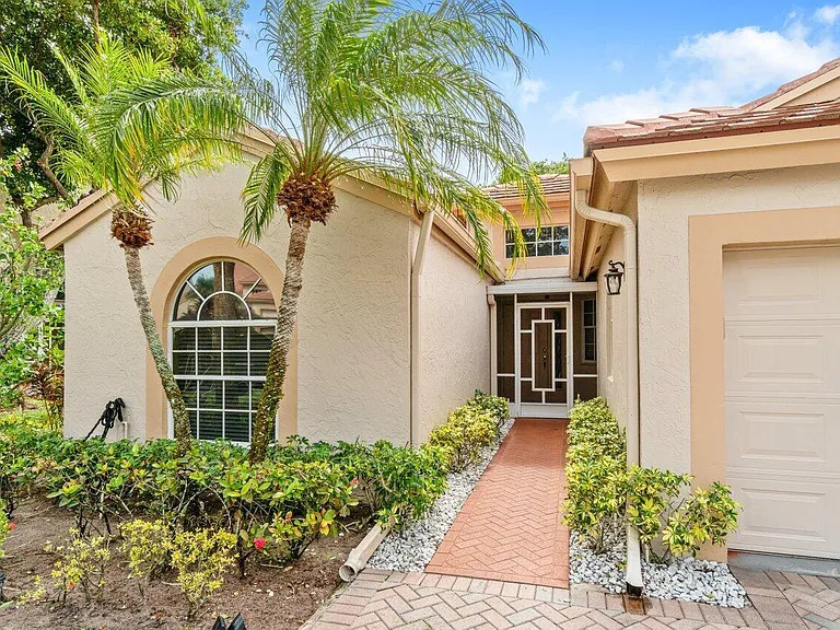 7916 Coral Pointe Dr — Photo 2