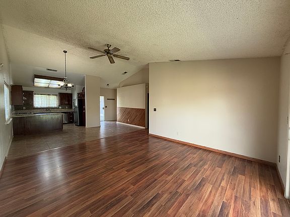 3rd image of 711 W Robin Ave