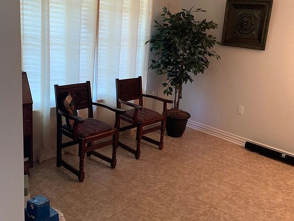 3rd image of 828 Suncrest Dr