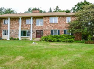 1080 Valley Lake Dr, Inverness, IL 60067