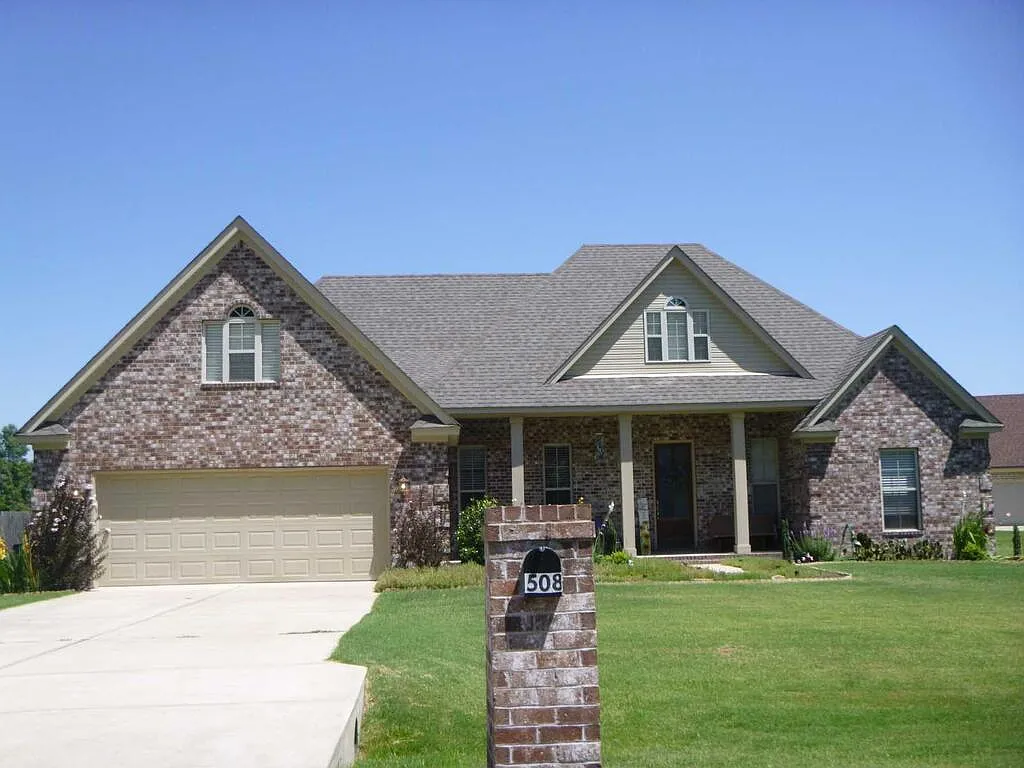 4 bed, 3.0 bath, 2334 sqft, $2,600 — Photo 1