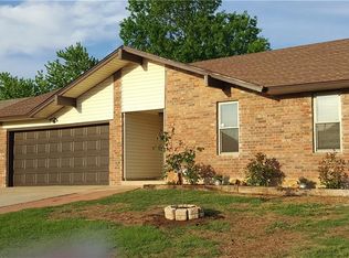 808 S Avery St, Moore, OK 73160