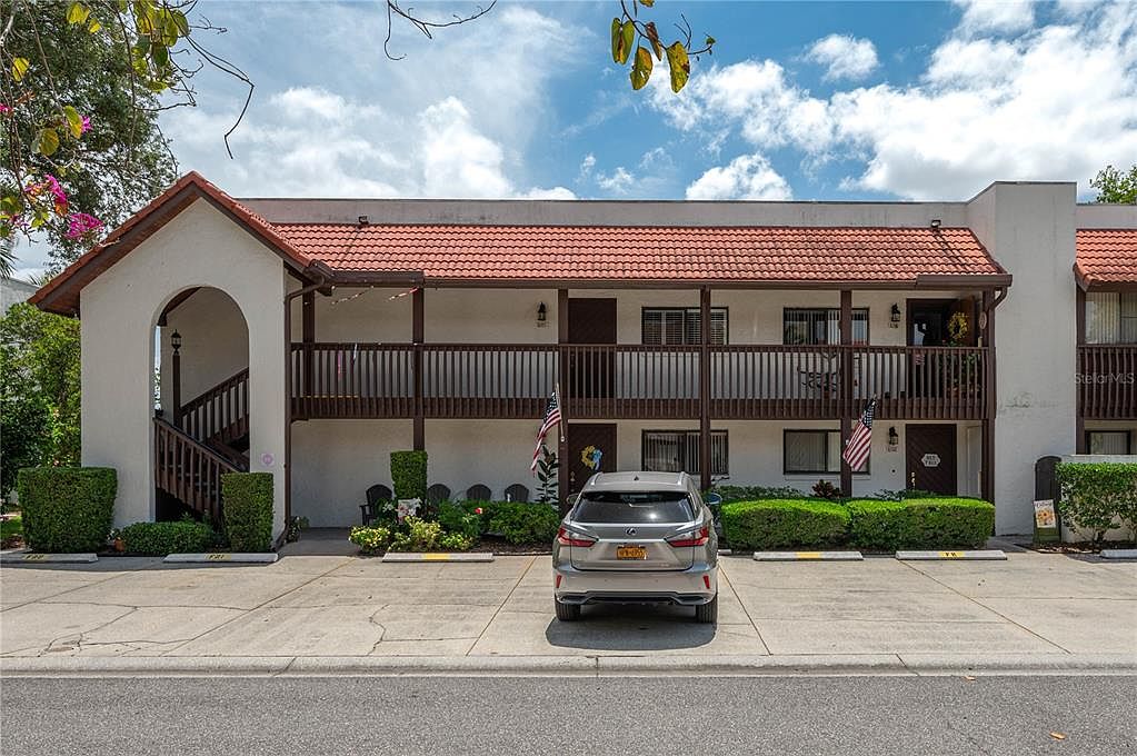 6201 Country Club Dr #21