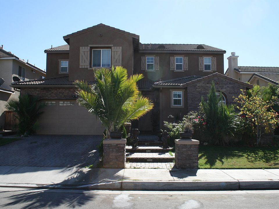 Great Curb Appeal!